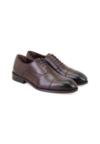 Bruine leren dresschoenen met een gladde textuur, ronde neus en een cap-toe ontwerp. Heeft vijf oogjes voor veters en een platte zool.