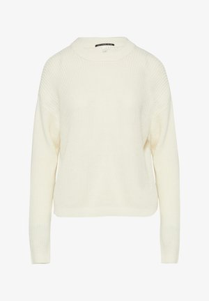 Pull en tricot couleur crème avec un col rond, des épaules tombantes et une texture côtelée. Il a des manches longues et une coupe droite.