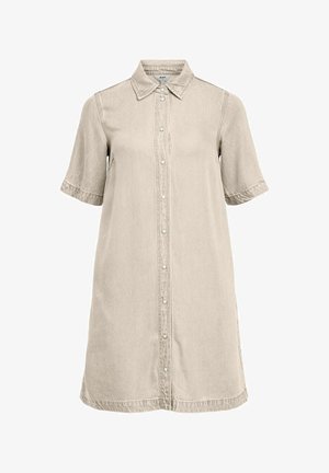 Beige denim jurk met korte mouwen. Heeft een kraag, een knoopsluiting aan de voorkant en zijzakken. Heeft een gladde textuur en valt tot op de knie.