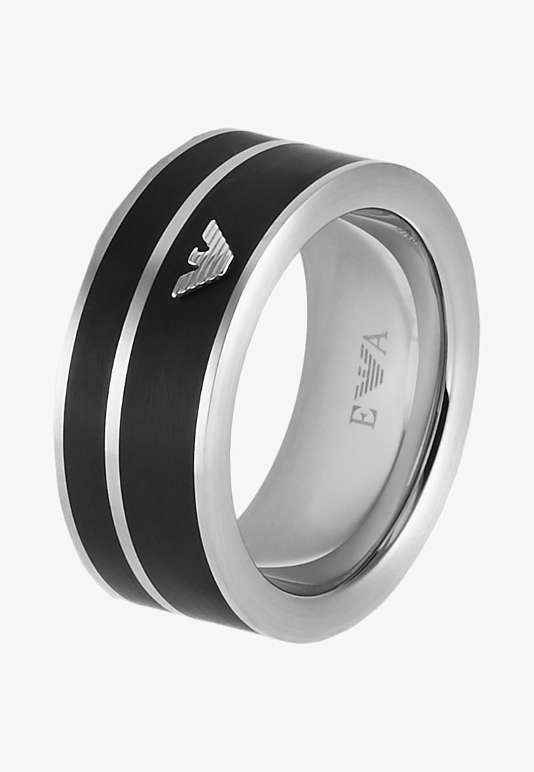 Anillo de banda negro y plateado con acabado satinado, dos franjas plateadas y un emblema de logo en la parte frontal. Bordes suaves y redondeados.