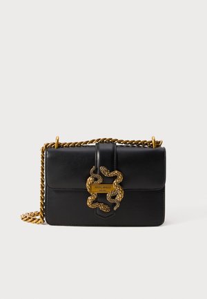 Sac à main en cuir noir avec une chaine dorée et un fermoir en forme de serpent doré portant le logo Just Cavalli Milano.