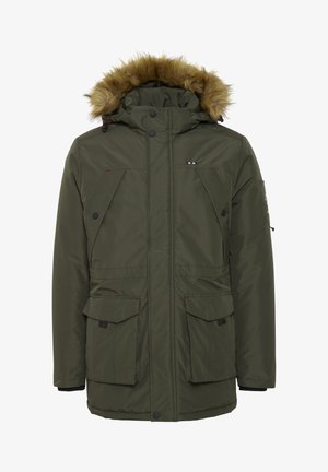 Alyvuogių žalumos parka striukė su pūkinėmis gaubtu, dviem priekiniais kišenėmis su atlapais ir kontrastingais raudonais akcentais. Pagaminta iš tekstūruoto, vandeniui atsparaus audinio.