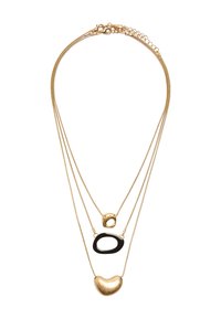 Naszyjnik w odcieniu złota z warstwami, który zawiera trzy wisiorki: gładki, sercowaty element, teksturowany okrągły element oraz czysty, geometryczny kształt w kolorze czarnym.