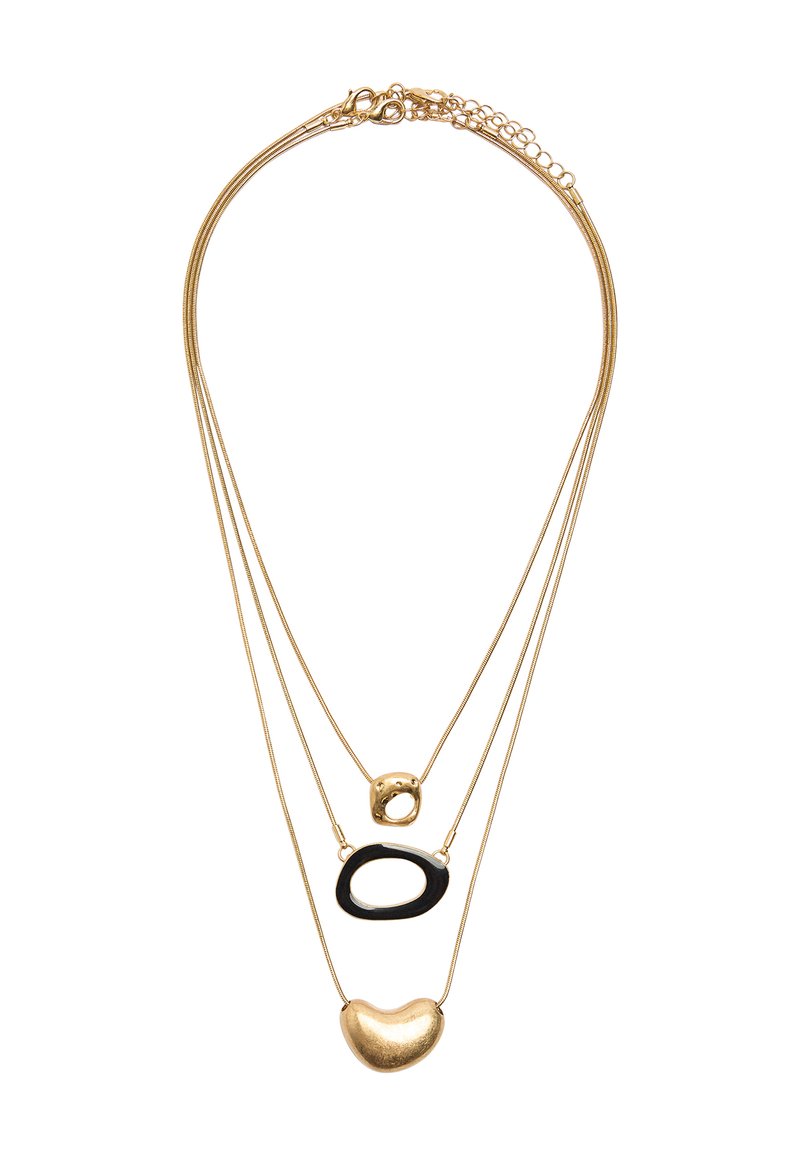 Naszyjnik w odcieniu złota z warstwami, który zawiera trzy wisiorki: gładki, sercowaty element, teksturowany okrągły element oraz czysty, geometryczny kształt w kolorze czarnym.