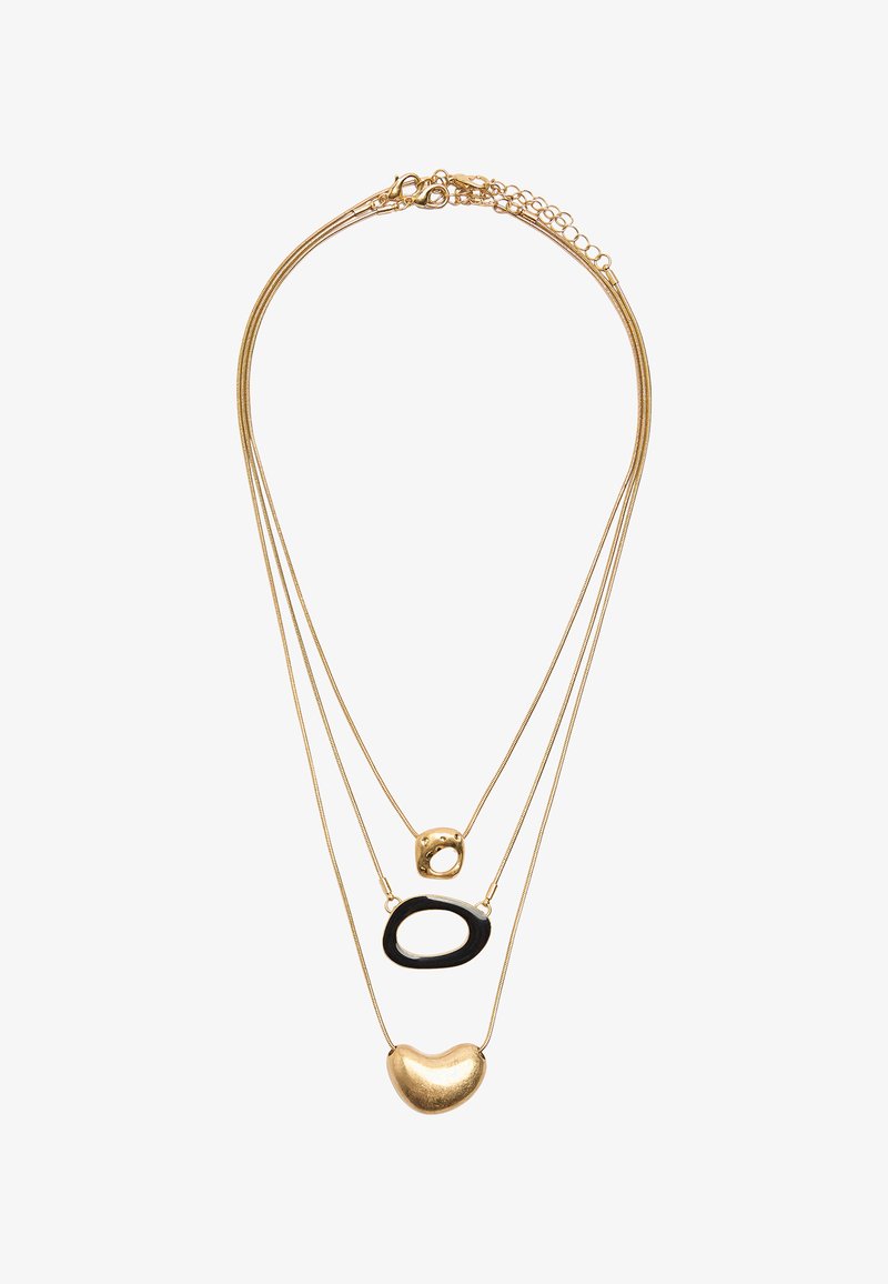 Naszyjnik w odcieniu złota z warstwami, który zawiera trzy wisiorki: gładki, sercowaty element, teksturowany okrągły element oraz czysty, geometryczny kształt w kolorze czarnym.