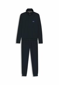 Laivaston puku, jossa on vetoketjullinen takki pystykauluksella ja siihen sopivat housut, joissa on joustavat resorit; valmistettu pehmeästä kankaasta, jossa on hienovarainen tekstuuri.