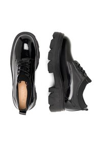 Pantofi din piele patentată neagră, cu talpă din cauciuc groasă, șireturi în față, panouri laterale elastice și un logo embosat pe branț.