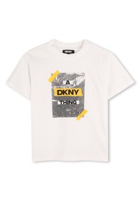 T-shirt en coton blanc avec un design graphique comportant du texte gris, noir et jaune. Inclut la phrase "A DKNY THING" avec un effet froissé.