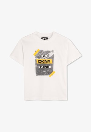 Witte katoenen t-shirt met een grafisch ontwerp en grijze, zwarte en gele tekst. Bevat de zin "A DKNY THING" en een gekreukeld effect.