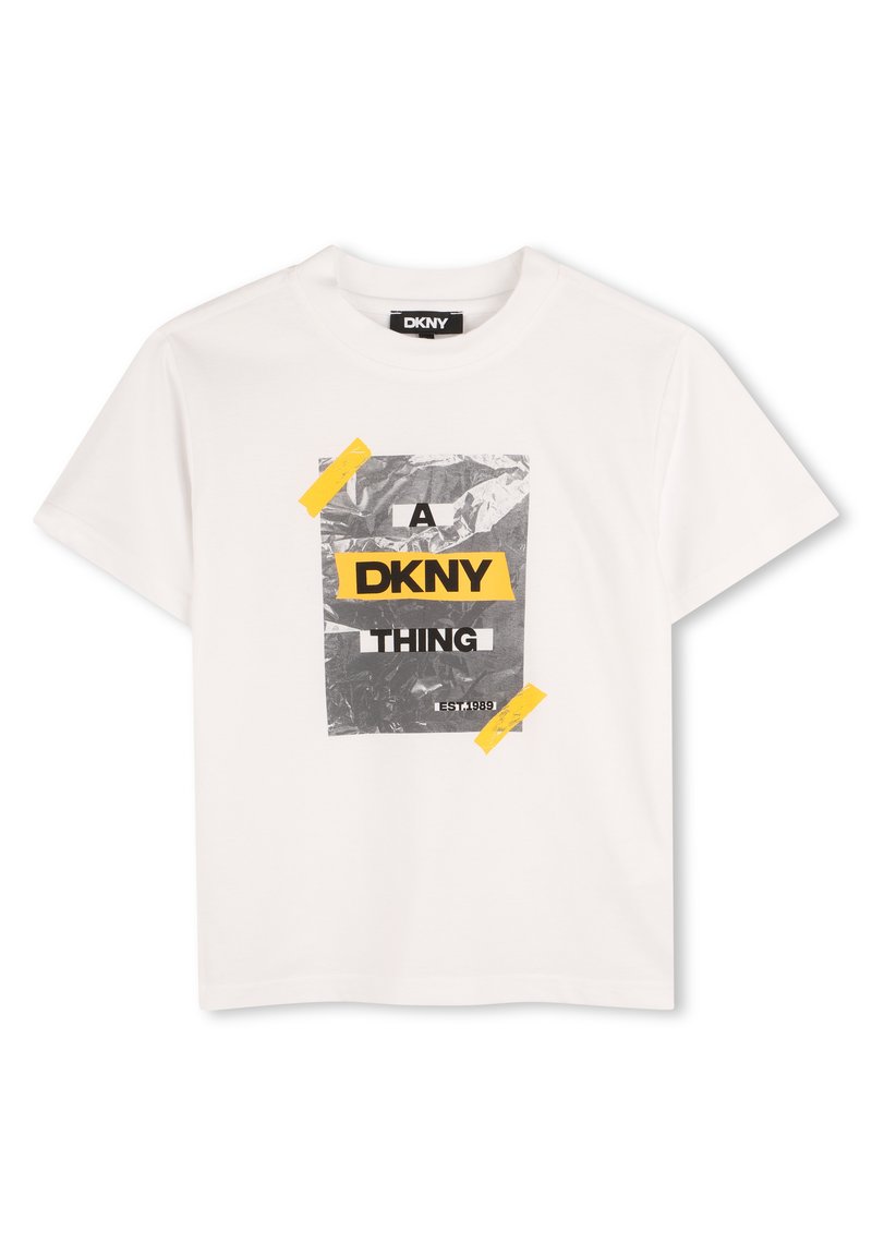 T-shirt en coton blanc avec un design graphique comportant du texte gris, noir et jaune. Inclut la phrase "A DKNY THING" avec un effet froissé.