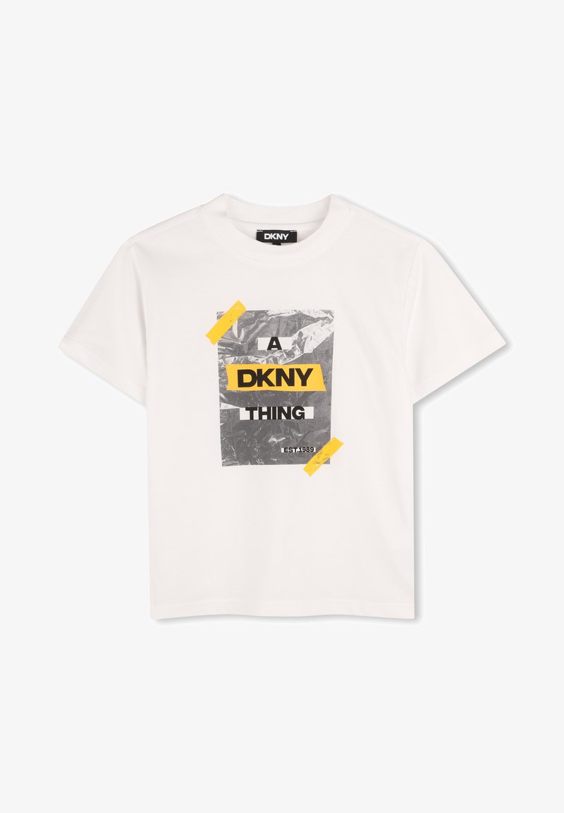 T-shirt en coton blanc avec un design graphique comportant du texte gris, noir et jaune. Inclut la phrase "A DKNY THING" avec un effet froissé.