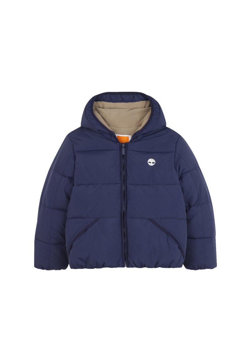 Mørkeblå puffjakke med hette, glidelås og beige fleecefôr. Har polstrede seksjoner og sidelommer. Timberland-logo på brystet.