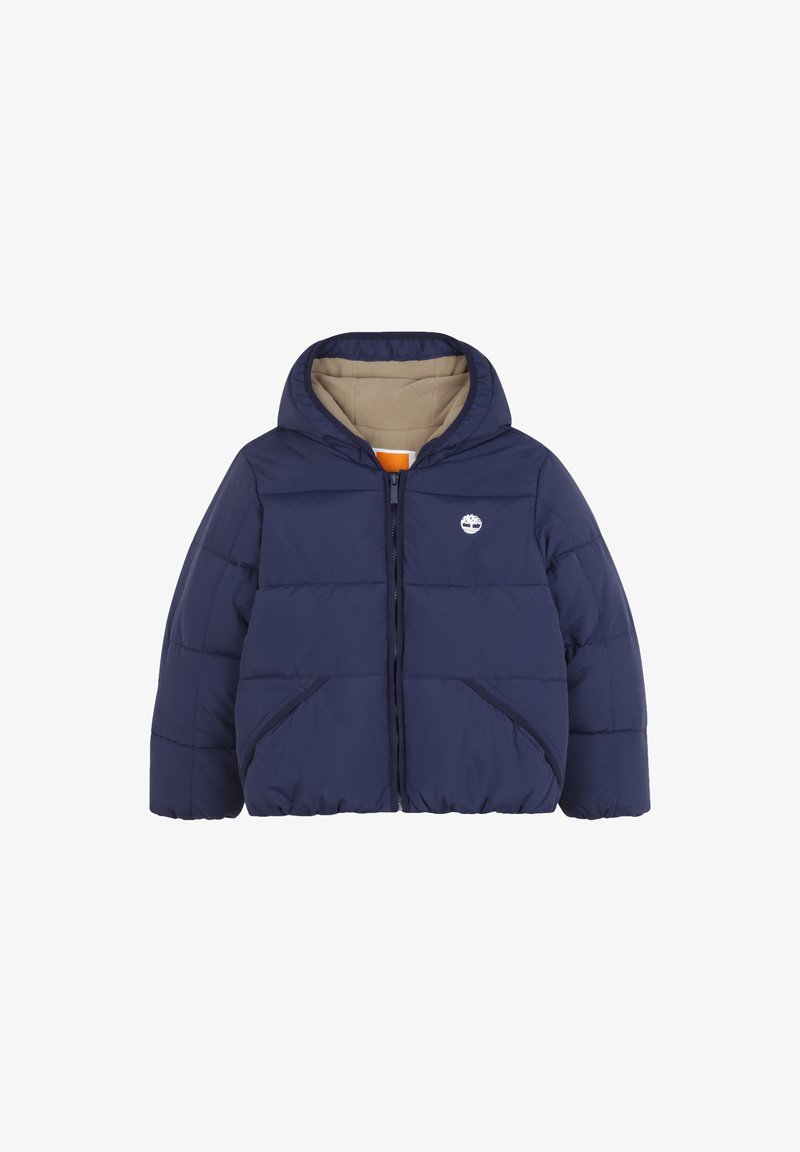 Granatowa kurtka puchowa z kapturem, zapinana na zamek, z beżowym polarowym wykończeniem. Posiada wzmocnione sekcje oraz boczne kieszenie. Logo Timberland na klatce piersiowej.