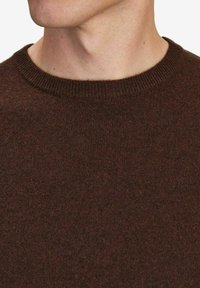 John Henric CLASSIC CREW NECK - Stickad tröja - dark brown