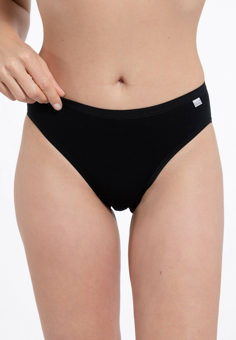 Schwarze Baumwoll-Bikiniunterwäsche mit einem glatten Bund und minimalistischem Design, mit einem Etikett an der Seite.