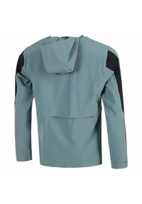 Hellblaue Jacke mit Kapuze, schwarzen Akzenten auf den Schultern und einem geschwungenen Saum am Rücken. Hergestellt aus einem glatten, strukturierten Stoff, mit langen Ärmeln.