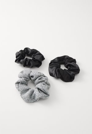 Kolm juuksesidemeid: üks must satiinist, üks must tekstuuriga ja üks hall metallilise kudumisega; kõik on elastsed ja paksud.