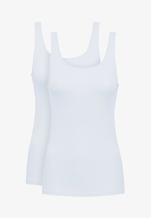 Weiße Tanktops aus dehnbarem Stoff, mit einem runden Halsausschnitt und breiten Schulterträgern; zwei Stücke zusammen präsentiert.