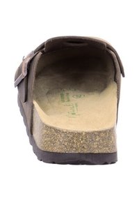 Braune Clogsandale mit strukturiertem Fußbett, exponierter Kork-Zwischensohle und verstellbarem Riemen mit metallischer Schnalle.