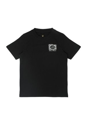 Sort t-shirt med korte ærmer og rund hals, med et lille hvidt skakternet logo og tekst på øverste venstre del af brystet.