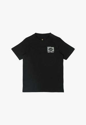 Sort t-shirt med korte ærmer og rund hals, med et lille hvidt skakternet logo og tekst på øverste venstre del af brystet.