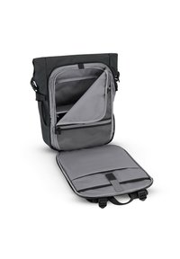 Svart messenger-väska med grå inredning; har en rundad form, justerbar rem, fickor med dragkedja och en frampanel med organiseringsfickor.