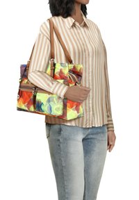 Mehrfarbige Tragetasche mit Blumenmuster, aus glattem Synthetikmaterial gefertigt, mit braunen Ledergriffen und mehreren mit Reißverschluss versehenen Fächern.