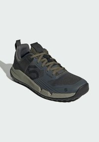 Męskie buty sportowe w ciemnoszarym i oliwkowym kolorze, z siateczkowym wierzchem, wzmocnionym czubkiem i teksturowaną gumową podeszwą dla lepszej przyczepności.