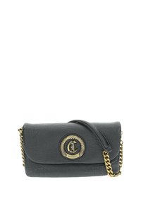 Borsa a tracolla in pelle nera testurizzata con chiusura a pattina, hardware dorato e tracolla a catena. Presenta un accento con logo circolare sulla parte frontale.