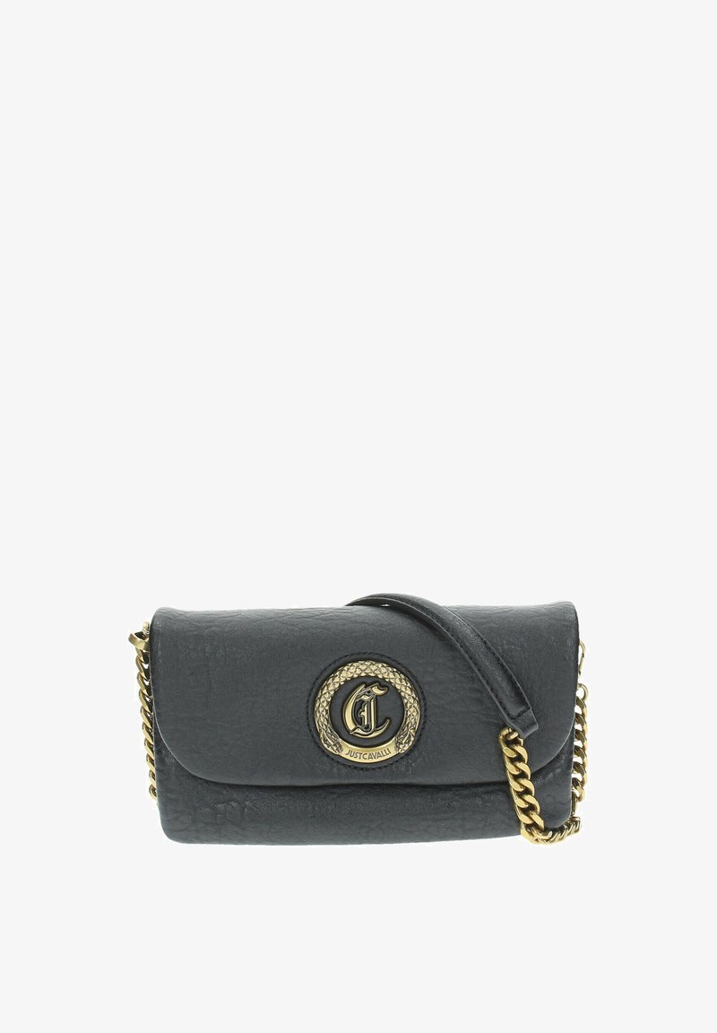 Borsa a tracolla in pelle nera testurizzata con chiusura a pattina, hardware dorato e tracolla a catena. Presenta un accento con logo circolare sulla parte frontale.