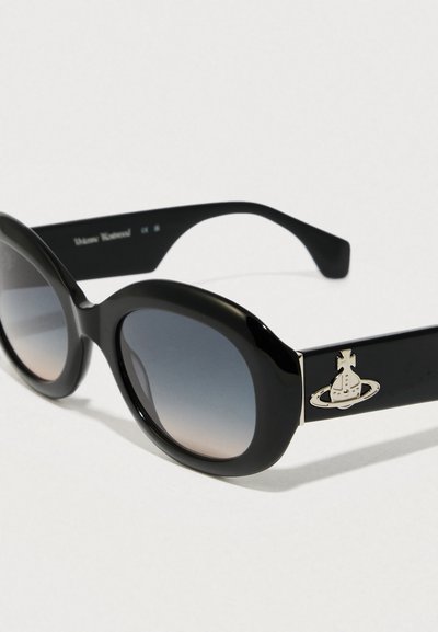 Gafas de sol negras de gran tamaño con una montura de plástico suave, lentes degradados y un emblema plateado con tema espacial en cada lado.