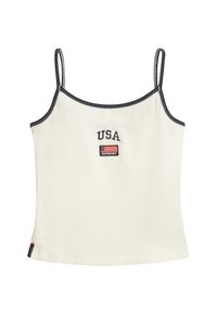 Weißes, geripptes Tanktop mit dünnen Trägern. Verfügt über "USA" und ein kleines Flaggen-Patch in Marineblau. Kontrastierende marineblaue Nähte entlang der Kanten.