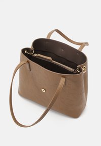 Hnědá kožená kabelka s embosovaným logem, zlatými detaily, dvěma uchy a zipovou vnitřní kapsou. Otevřený vrch.