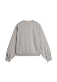 Sweatshirt gris avec une coupe oversized, des épaules tombantes et des poignets côtelés. Texture douce avec un design classique à col rond et un minimalisme dans les détails.