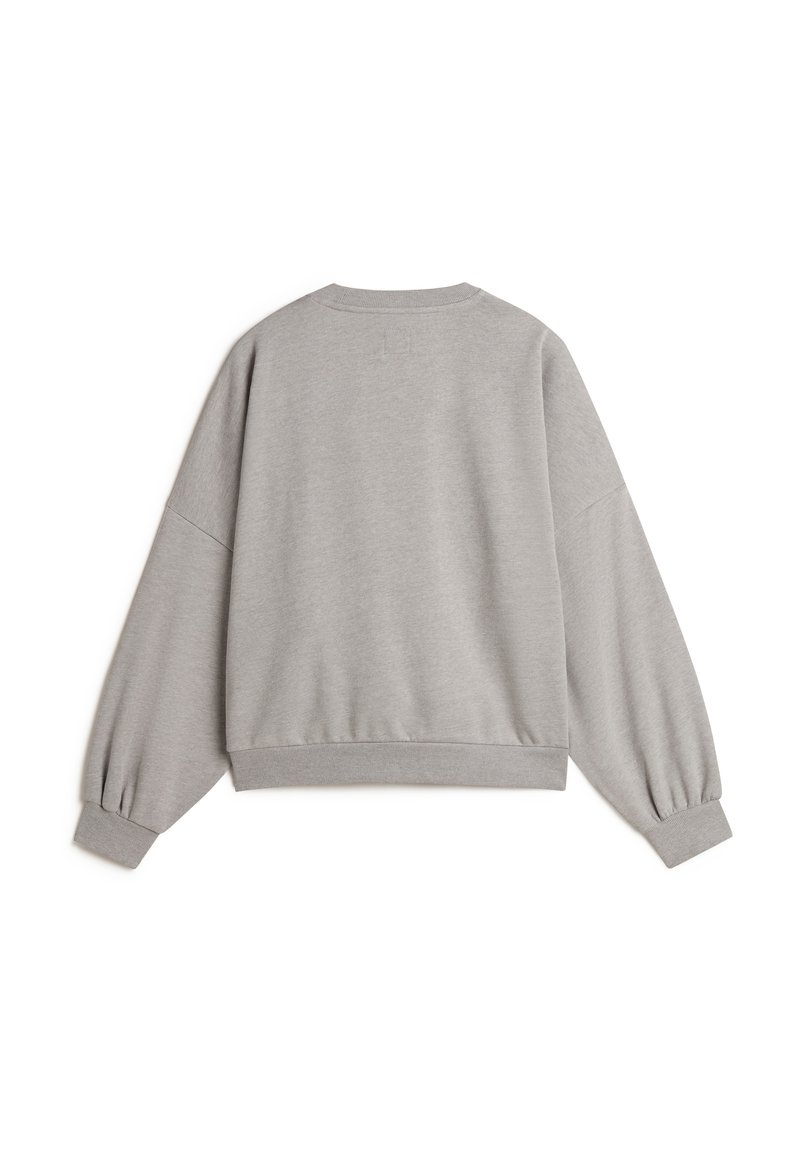 Grauer Sweatshirt mit oversized Passform, senkbaren Schultern und gerippten Bündchen. Weicher Stoff mit klassischem Rundhalsausschnitt und minimalen Details.