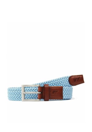 Jasnoniebieski pleciony pasek materiałowy z brązowymi skórzanymi akcentami i srebrną prostokątną klamrą, zwinięty na białym tle.