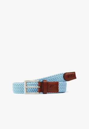 Ceinture en tissu tressé bleu clair avec des accents en cuir marron et une boucle rectangulaire argentée, enroulée sur un fond blanc.