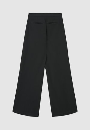 Pantaloni neri a gamba larga con una texture del tessuto liscia, dotati di due tasche posteriori e una fascia in vita piatta. Design pulito e minimalista.