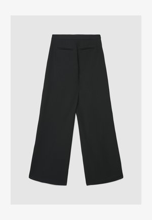 Pantaloni neri a gamba larga con una texture del tessuto liscia, dotati di due tasche posteriori e una fascia in vita piatta. Design pulito e minimalista.