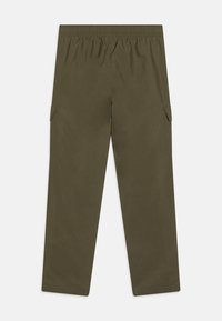 Pantalons cargo en olive avec une taille élastique, jambes droites et deux poches latérales pour le rangement. Texture lisse, design simple.