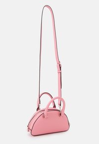 Sac à main rose au design arrondi, en matériau texturé, avec deux poignées supérieures, une longue bandoulière ajustable et des bordures noires contrastées.