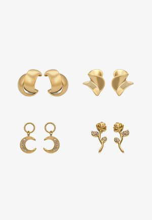 Quatre paires de boucles d'oreilles à tiges en métal doré : anneaux torsadés, formes courbes abstraites, lunes en croissant avec strass, et roses avec feuilles strassées.