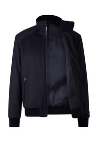 Schwarze Zip-Jacke mit Stehkragen, gerippten Bündchen und Saum, geöffnet um das gemusterte Innenfutter und die seitliche Reißverschlusstasche zu zeigen.