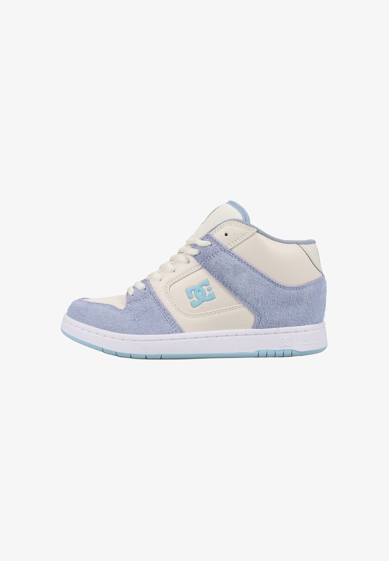 Wysokie sneakersy charakteryzujące się połączeniem jasnoniebieskiego zamszu i kremowej skóry. Podeszwa jest biała z jasnoniebieskim akcentem. Wyraźne logo po boku.