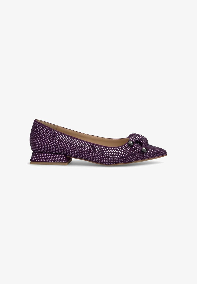 Scarpa piatta viola con punta affusolata, decorata con piccole borchie, caratterizzata da un dettaglio annodato e un tacco basso per maggiore stabilità.