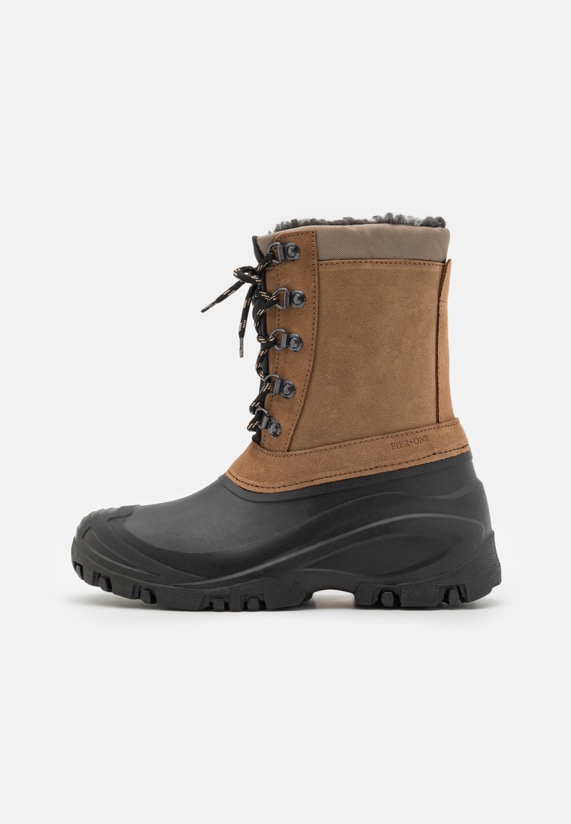 Botte d'hiver marron et noire avec semelle en caoutchouc, lacets à l'avant et col rembourré conçue pour la protection par temps froid et humide.