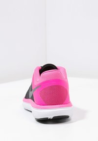 Scarpa atletica nera e rosa con tomaia in mesh, forma arrotondata, accenti grigi e suola ammortizzata. Presenta un tallone prominente e un design traspirante.