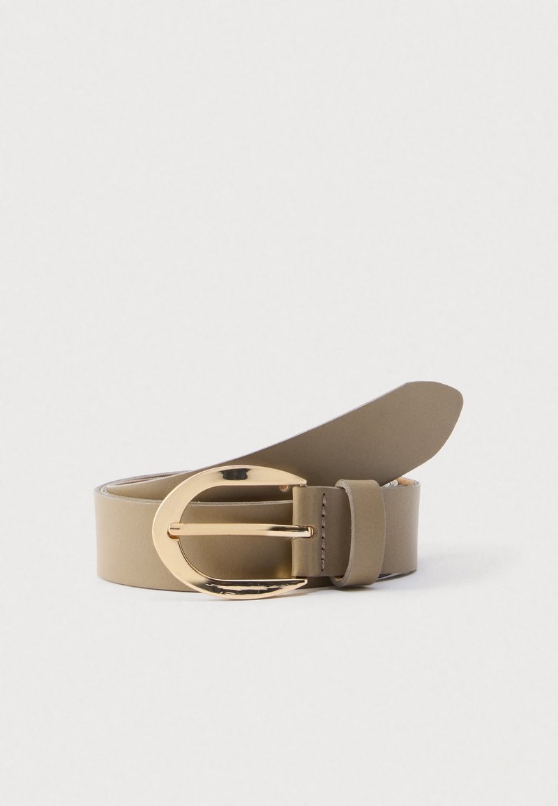 Ceinture en cuir marron clair avec une boucle ovale en or brillant, partiellement enroulée, présentée sur un fond clair uni.