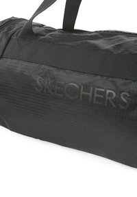 Bolsa de sport negra hecha de un tejido duradero, con una superficie texturizada y el logo "SKECHERS" en acabado mate en el costado.