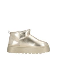 Botines metálicos dorados con punta redonda, un cuello acolchado y una suela gruesa y texturizada en beige. Presenta una correa de Velcro lateral y una lengüeta de agarre.